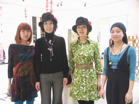 �饷�å���4�ͤν��������ƥ����Ȥˤ��֤Ĥʤ���Ÿ��